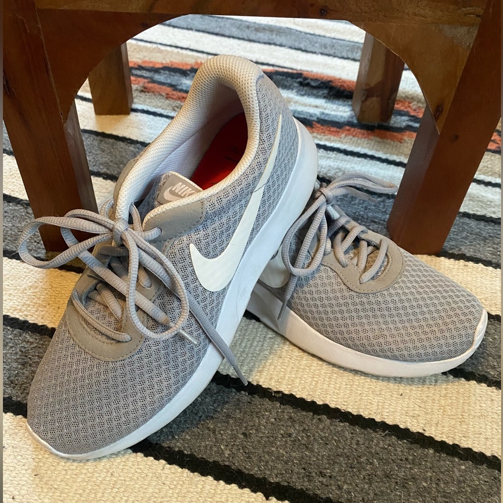 Nike Gray & White Comfort Footbed Sneakers Women’s SIZE 8